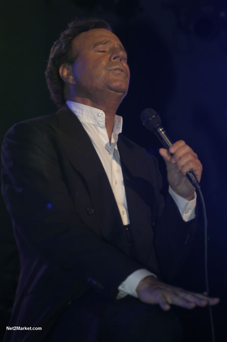 Julio Iglesias - Air Jamaica Jazz & Blues 2005 - The Art Of Music - Cinnamon Hill Golf Course, Rose Hall, Montego Bay - Negril Travel Guide, Negril Jamaica WI - http://www.negriltravelguide.com - info@negriltravelguide.com...!