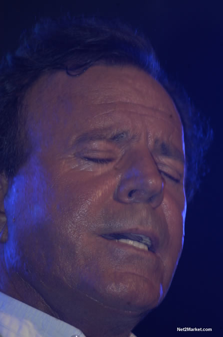 Julio Iglesias - Air Jamaica Jazz & Blues 2005 - The Art Of Music - Cinnamon Hill Golf Course, Rose Hall, Montego Bay - Negril Travel Guide, Negril Jamaica WI - http://www.negriltravelguide.com - info@negriltravelguide.com...!