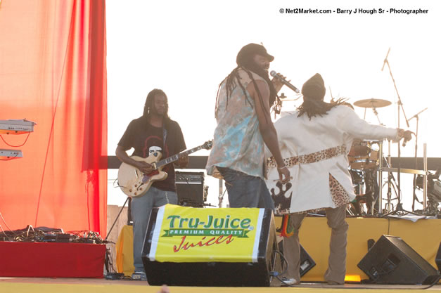 Tony Rebel Closing Tru-Juice Rebel Salute 2007 - Saturday, January 13, 2007, Port Kaiser Sports Club, St. Elizabeth - Negril Travel Guide, Negril Jamaica WI - http://www.negriltravelguide.com - info@negriltravelguide.com...!