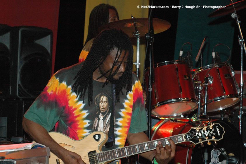 Etana - Smile Jamaica, Nine Miles, St Anns, Jamaica - Saturday, February 10, 2007 - The Smile Jamaica Concert, a symbolic homecoming in Bob Marley's birthplace of Nine Miles - Negril Travel Guide, Negril Jamaica WI - http://www.negriltravelguide.com - info@negriltravelguide.com...!