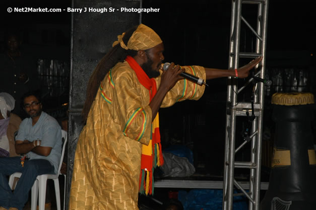 History Man - Smile Jamaica, Nine Miles, St Anns, Jamaica - Saturday, February 10, 2007 - The Smile Jamaica Concert, a symbolic homecoming in Bob Marley's birthplace of Nine Miles - Negril Travel Guide, Negril Jamaica WI - http://www.negriltravelguide.com - info@negriltravelguide.com...!
