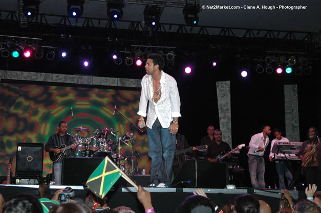 Shaggy @ The Aqueduct on Rose Hall - Friday, January 26, 2007 - 10th Anniversary - Air Jamaica Jazz & Blues Festival 2007 - The Art of Music - Tuesday, January 23 - Saturday, January 27, 2007, The Aqueduct on Rose Hall, Montego Bay, Jamaica - Negril Travel Guide, Negril Jamaica WI - http://www.negriltravelguide.com - info@negriltravelguide.com...!