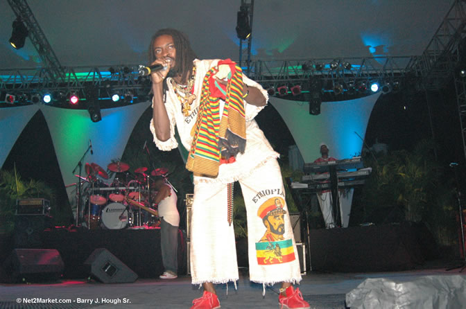 IWayne - Red Stripe Reggae Sumfest 2005 - Dancehall Night - July 21th, 2005 - Negril Travel Guide, Negril Jamaica WI - http://www.negriltravelguide.com - info@negriltravelguide.com...!