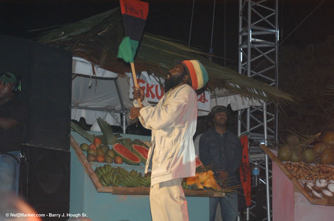 Richie Spice - Red Stripe Reggae Sumfest 2005 - International Night - July 22th, 2005 - Negril Travel Guide, Negril Jamaica WI - http://www.negriltravelguide.com - info@negriltravelguide.com...!