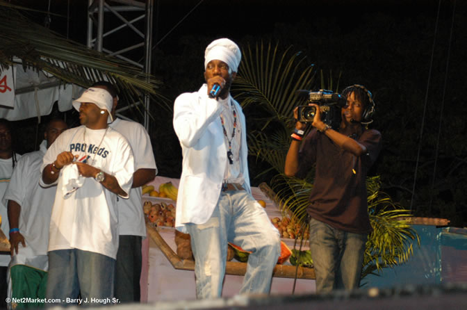 Sizzla - Red Stripe Reggae Sumfest 2005 - Dancehall Night - July 21th, 2005 - Negril Travel Guide, Negril Jamaica WI - http://www.negriltravelguide.com - info@negriltravelguide.com...!