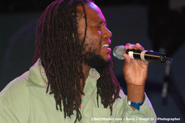 Dwayne Stephenson - Red Stripe Reggae Sumfest 2007 - Zenith - Saturday, July 21, 2007 - Catherine Hall, Montego Bay, St James, Jamaica W.I. - Negril Travel Guide, Negril Jamaica WI - http://www.negriltravelguide.com - info@negriltravelguide.com...!