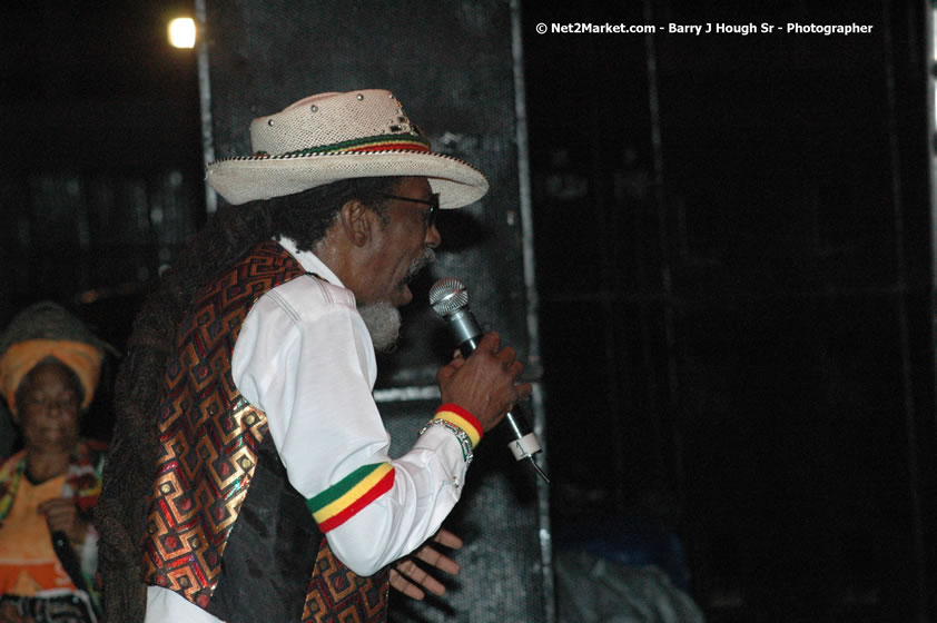 Bunny Wailer - Smile Jamaica, Nine Miles, St Anns, Jamaica - Saturday, February 10, 2007 - The Smile Jamaica Concert, a symbolic homecoming in Bob Marley's birthplace of Nine Miles - Negril Travel Guide, Negril Jamaica WI - http://www.negriltravelguide.com - info@negriltravelguide.com...!